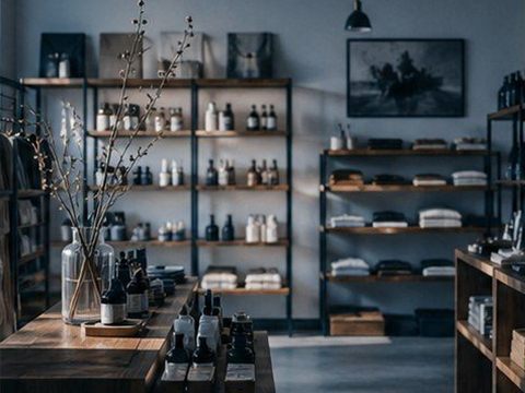 Verkaufsraum mit Warenregalen